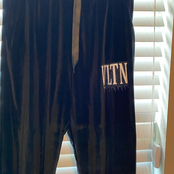 Two pieces - Picture 4 of 8